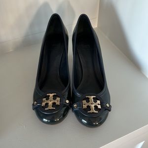Tory Burch navy patent leather pumps size 8.5.